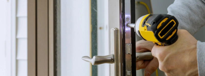 locksmith-fixing-the-lock